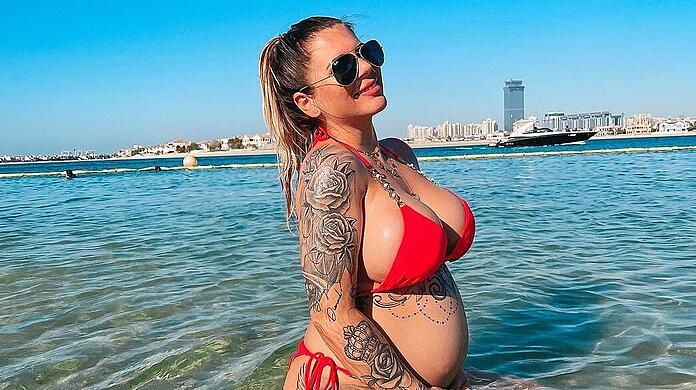 Jenny Frankhauser präsentiert im Urlaub ihren Babybauch. Doch Follower fällt eher ein anderes Detail auf.