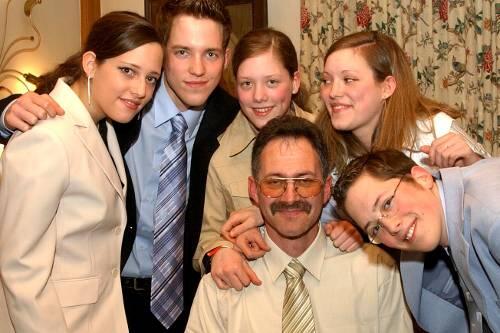Gruppenbild mit Vater: Die fünf Geschwister Mooser an ihrem 18. Geburtstag.