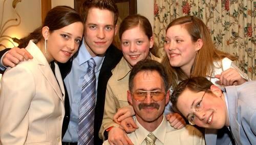 Gruppenbild mit Vater: Die fünf Geschwister Mooser an ihrem 18. Geburtstag. Gruppenbild mit Vater: Die fünf Geschwister Mooser an ihrem 18. Geburtstag.