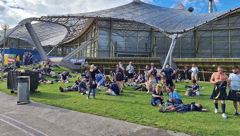Picknick-Stimmung im Olympiapark vor dem Eröffnungsspiel. Picknick-Stimmung im Olympiapark vor dem Eröffnungsspiel.