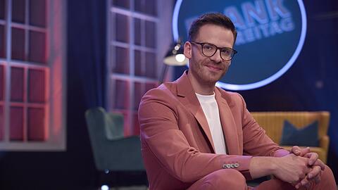 Martin Frank spricht auf der Bühne über seinen Partner.