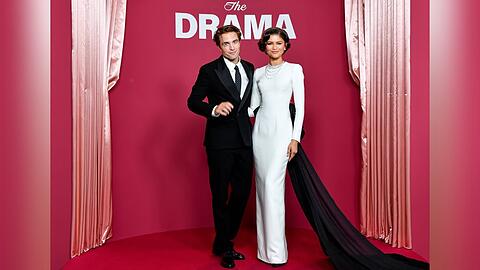 Robert Pattinson und Zendaya posieren bei der Paris-Premiere von "The Drama".