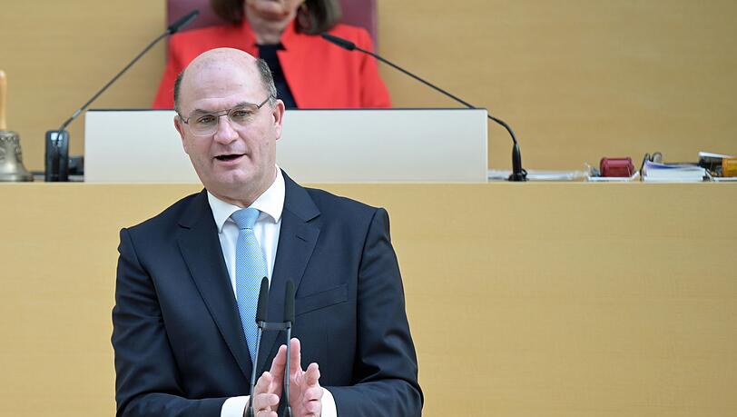 Finanzminister F&uuml;racker verteidigt den n&auml;chsten Haushalt im Landtag. (Archivbild)