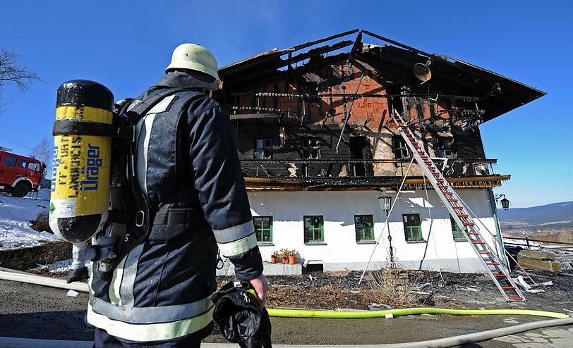 Bei einem Brand in dem Haus ist ein Schaden von mehreren hunderttausend Euro entstanden. Drei Menschen wurden leicht verletzt.