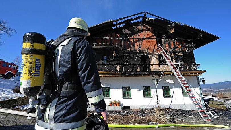Bei einem Brand in dem Haus ist ein Schaden von mehreren hunderttausend Euro entstanden. Drei Menschen wurden leicht verletzt. Bei einem Brand in dem Haus ist ein Schaden von mehreren hunderttausend Euro entstanden. Drei Menschen wurden leicht verletzt.