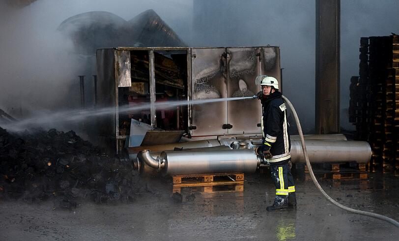 Millionenschaden bei Brand von Lagerhalle &ndash; Ursache für Feuer im Regensburger Hafen weiter unklar