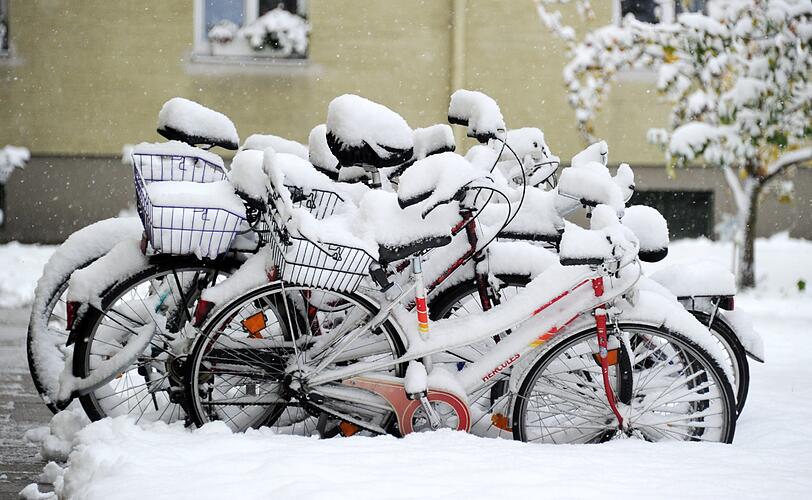 Radlfahren ist bei diesem Schneewetter in München nicht jedermanns Sache. Eingeschneite Fahrräder in der Münchner Innenstadt.