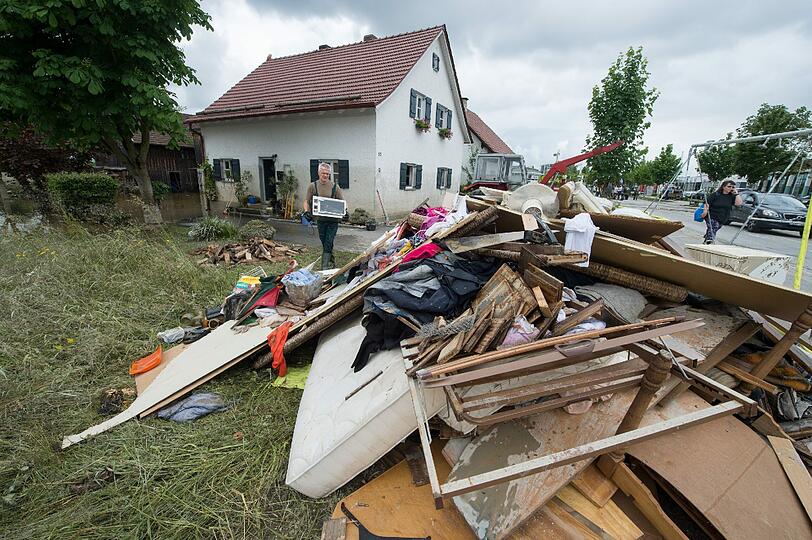 Berge von Sperrmüll liegen nach dem Hochwasser in Fischerdorf auf den Straßen