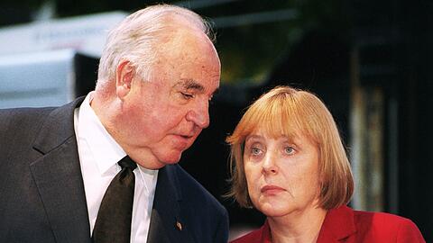 Der Ex-Kanzler Kohl und die damalige CDU-Bundesvorsitzende Merkel bei einer Kundgebung zum Tag der Deutschen Einheit im Jahr 2001.