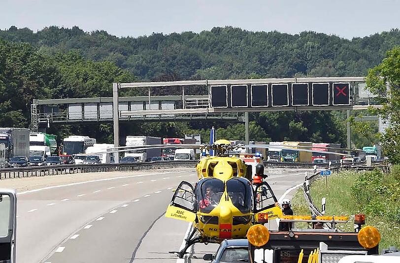 Bilder vom tödlichen Verkehrsunfall auf der A99 bei Unterföhring. Ein Lkw ist in ein Stauende gefahren, der Volvo wurde durch den Aufprall vollkommen zerstört. Eine Frau starb noch an der Unfallstelle.