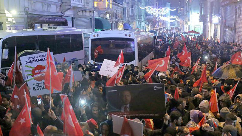 Unterstützer des türkischen Präsidenten Erdogan protestieren vor dem niederländischen Konsulat in Istanbul.