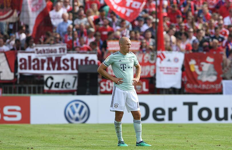 Der FC Bayern müht sich zu einem 1:0 Sieg gegen den Provinzclub SV Drochtersen.