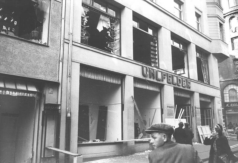 Das Kaufhaus Uhlfelder im Rosental 12-16: Die Fensterscheiben wurden eingeschlagen, die Inneneinrichtung komplett zerstört.