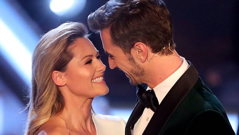Küsse, Umarmungen, liebevolle Blicke: Zwischen Helene Fischer und Florian Silbereisen scheint alles bestens zu laufen. Die romantischsten Bilder aus der ARD-Show "Adventsfest der 100.000 Lichter" sehen Sie hier - zum Dahinschmelzen... Küsse, Umarmungen, liebevolle Blicke: Zwischen Helene Fischer und Florian Silbereisen scheint alles bestens zu laufen. Die romantischsten Bilder aus der ARD-Show "Adventsfest der 100.000 Lichter" sehen Sie hier - zum Dahinschmelzen...