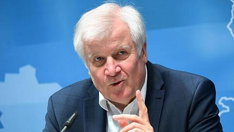 Horst Seehofer (CSU) spricht während einer Pressekonferenz. Foto: Martin Schutt/dpa-Zentralbild/dpa/Archivbild