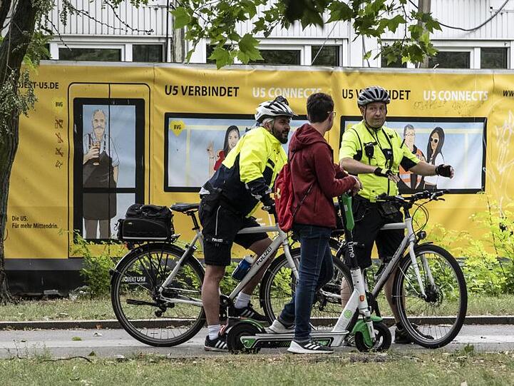 Polizeikontrolle: Viele Fahrer von E-Scootern sind angetrunken unterwegs.