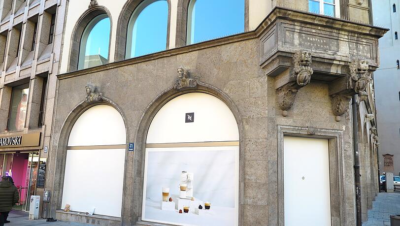 Früher war hier die Deutsche Bank, nun scheint gerade ein bekannter Kaffeeanbieter einzuziehen. Früher war hier die Deutsche Bank, nun scheint gerade ein bekannter Kaffeeanbieter einzuziehen.