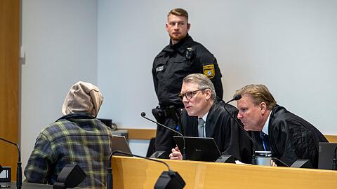 Der Angeklagte sprach zwar kurz mit seinen Verteidigern J&ouml;rg Seubert und Michael Weiss (rechts), zu den Vorw&uuml;rfen &auml;u&szlig;erte er sich aber nicht.