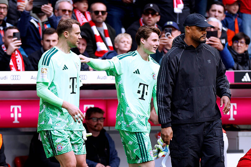 Manuel Neuer (l.) fällt aus, Jonas Urbig (M.) ersetzt ihn. Manuel Neuer (l.) fällt aus, Jonas Urbig (M.) ersetzt ihn.