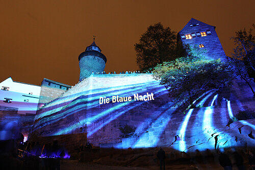 Rund 120.000 Besucher lockten die Kunstaktionen &ndash; etwa die bunt angestrahlte Kaiserburg &ndash; der Blauen Nacht regelmäßig an. Auch wenn das Wetter im Mai meist miserabel war. Nun soll das Event in den Winter verlegt werden.