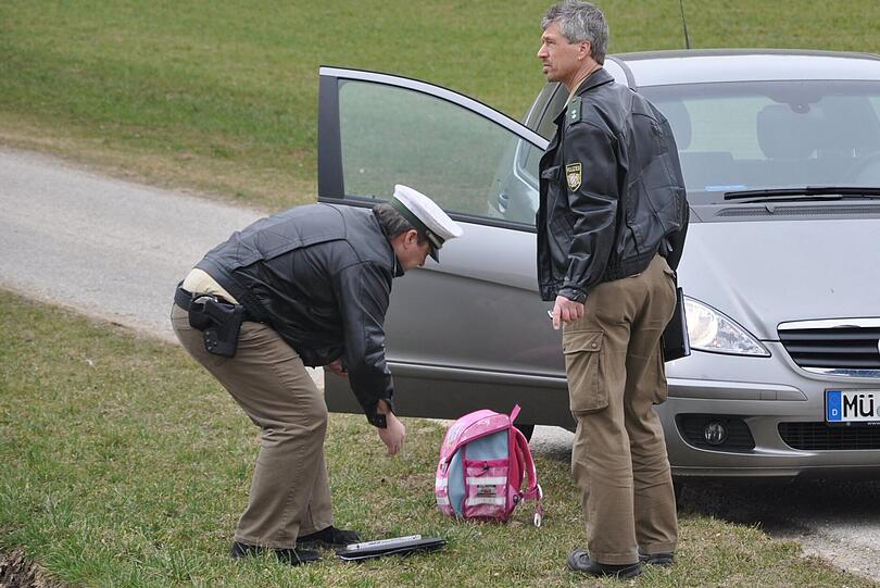 Die Bilder vom tragischen Unfall im Landkreis Mühldorf. Das 7-jährige Mädchen wurde von dem VW angefahren. Ein Rettungshubschrauber brachte die Schülerin ins Krankenhaus.