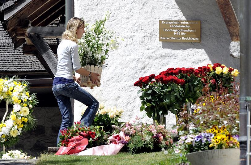 ...Floristinnen tragen Blumen in den Innenrum der Mauritiuskirche.