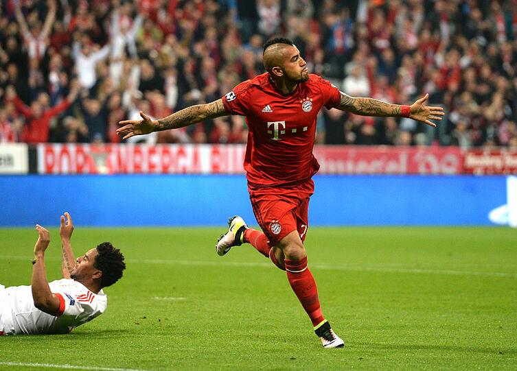 So lieben sie ihn beim FC Bayern: Vidal mit Jubelpose nach seinem Treffer im Hinspiel gegen Benfica.