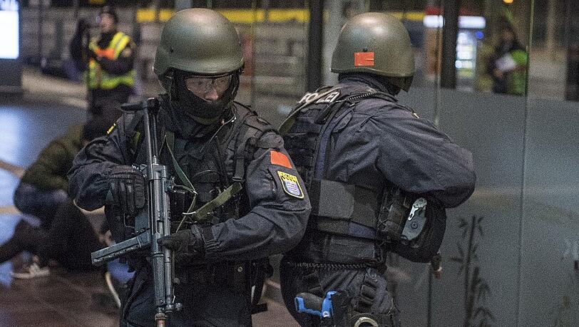 Polizisten proben bei der Simulation eines terroristischen Angriffs auf dem Frankfurter Hauptbahnhof die Bekämpfung der Täter und die Versorgung von Verletzten. (Symbolbild) Polizisten proben bei der Simulation eines terroristischen Angriffs auf dem Frankfurter Hauptbahnhof die Bekämpfung der Täter und die Versorgung von Verletzten. (Symbolbild)