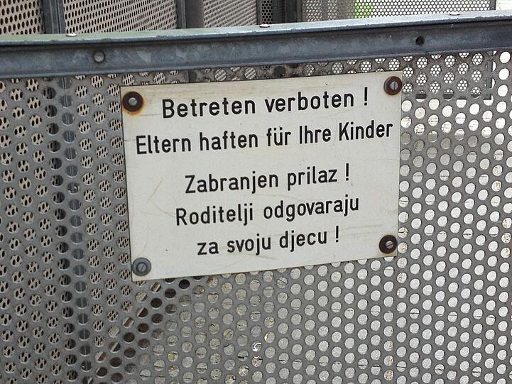 Dass das Gelände nicht betreten werden soll, ist hier nicht nur auf Deutsch zu lesen.