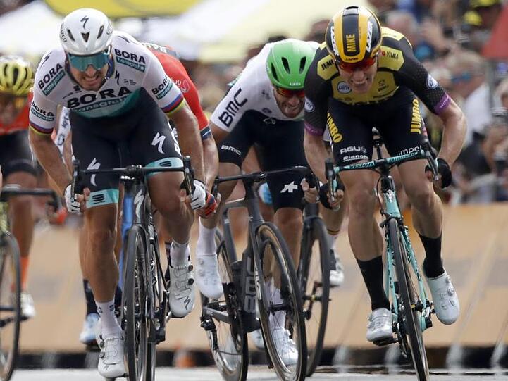 Mike Teunissen (r) gewinnt mit hauchdünnem Vorsprung vor Peter Sagan den Tour-Auftakt in Brüssel.