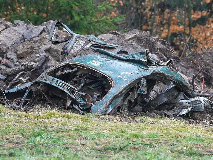Hinweise auf den mutmaßlichen Mord an einer Zwölfjährigen vor 43 Jahren? Die Reste eines VW Käfers liegen neben einem Forst außerhalb von Flossenbürg in der Oberpfalz.