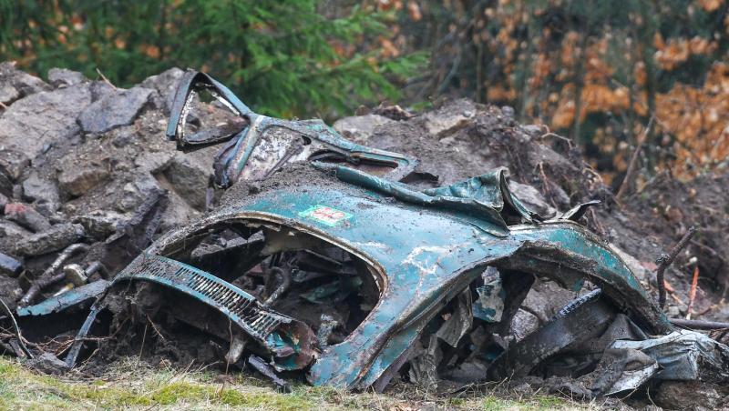Hinweise auf den mutmaßlichen Mord an einer Zwölfjährigen vor 43 Jahren? Die Reste eines VW Käfers liegen neben einem Forst außerhalb von Flossenbürg in der Oberpfalz. Hinweise auf den mutmaßlichen Mord an einer Zwölfjährigen vor 43 Jahren? Die Reste eines VW Käfers liegen neben einem Forst außerhalb von Flossenbürg in der Oberpfalz.