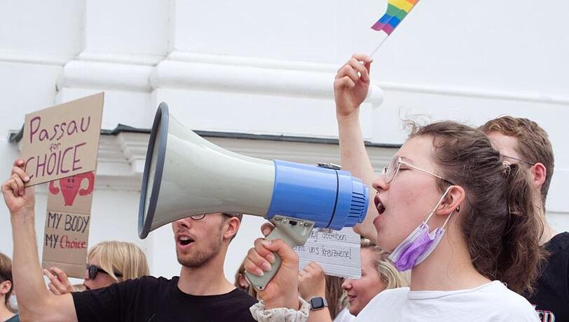 Aktivisten setzen sich auf einer Demo für Schwangerschaftsabbrüche ein. Ausriss: So hat die AZ über das geplante Buch der neuen IT-Referentin zum Thema berichtet.