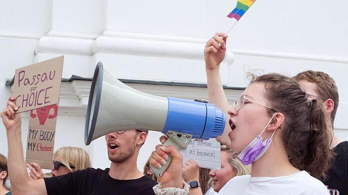 Aktivisten setzen sich auf einer Demo für Schwangerschaftsabbrüche ein. Ausriss: So hat die AZ über das geplante Buch der neuen IT-Referentin zum Thema berichtet.