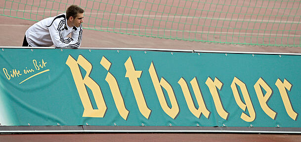 Philipp Lahm an einer Werbebande im Stadion des RCD Mallorca während des Trainingslagers der DFB-Auswahl für die EM 2008: Der deutsche Ex-Nationalspieler ist Turnierdirektor der EM 2024, die deutsche Brauerei Bitburger stellt als offizieller nationaler Partner des Turniers das offizielle Bier der EM-Endrunde bereit. (Archivbild) Philipp Lahm an einer Werbebande im Stadion des RCD Mallorca während des Trainingslagers der DFB-Auswahl für die EM 2008: Der deutsche Ex-Nationalspieler ist Turnierdirektor der EM 2024, die deutsche Brauerei Bitburger stellt als offizieller nationaler Partner des Turniers das offizielle Bier der EM-Endrunde bereit. (Archivbild)