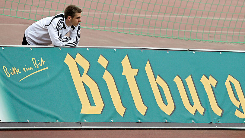 Philipp Lahm an einer Werbebande im Stadion des RCD Mallorca während des Trainingslagers der DFB-Auswahl für die EM 2008: Der deutsche Ex-Nationalspieler ist Turnierdirektor der EM 2024, die deutsche Brauerei Bitburger stellt als offizieller nationaler Partner des Turniers das offizielle Bier der EM-Endrunde bereit. (Archivbild)