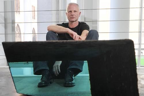 Faszinierender Durchblick: Der Nürnberger Bildhauer Till Augustin hinter einer seiner rostumhüllten Glasskulpturen.