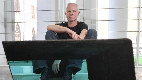 Faszinierender Durchblick: Der Nürnberger Bildhauer Till Augustin hinter einer seiner rostumhüllten Glasskulpturen. Faszinierender Durchblick: Der Nürnberger Bildhauer Till Augustin hinter einer seiner rostumhüllten Glasskulpturen.