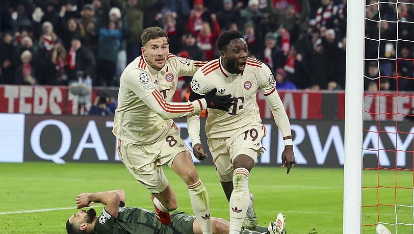 Bayerische Gefühlsexplosion in der Nachspielzeit! Alphonso Davies ist nach seinem Dusel-Tor für Kumpel Leon Goretzka kaum zu halten.