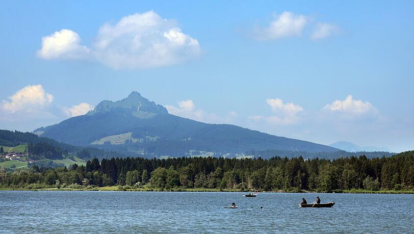 Die Badegewässer in Bayern haben einer EU-Behörde zufolge fast durchweg eine ausgezeichnete Wasserqualität. Lediglich einer der getesteten Seen fiel mit einem mangelhaften Wert an einer Messstelle auf: der Grüntensee bei Wertach im Allgäu. Die Auswertung bezieht sich auf das Jahr 2024. Die Badegewässer in Bayern haben einer EU-Behörde zufolge fast durchweg eine ausgezeichnete Wasserqualität. Lediglich einer der getesteten Seen fiel mit einem mangelhaften Wert an einer Messstelle auf: der Grüntensee bei Wertach im Allgäu. Die Auswertung bezieht sich auf das Jahr 2024.