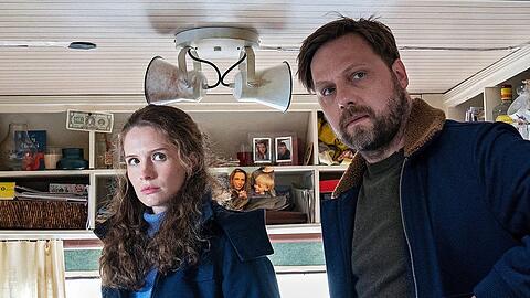 "Die Toten am Meer - Der Wikinger": Kommissarin Larsen (Marlene Tanczik) schaut sich mit Kollege Brandt (Christoph Letkowski) im Bauwagen um.