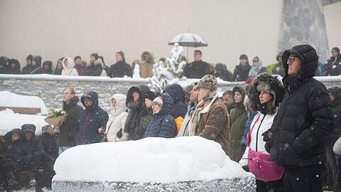 Bei der Trauerfeier f&uuml;r die Opfer des Infernos von Crans-Montana ruhte in der Schweiz f&uuml;r Minuten das &ouml;ffentliche Leben.