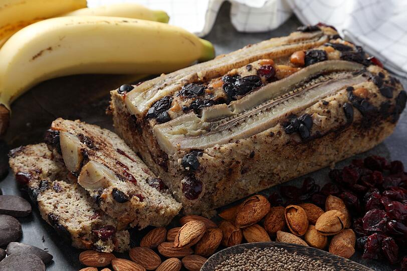 Bananenbrot wirkt wie ein Ballaststoff-Booster und kurbelt kräftig die Verdauung an. Rezeptvorschlag: 70 Gramm Kokosöl erwärmen, zwei Teelöffel Flohsamen in drei Teelöffeln Wasser auflösen, drei Bananen pürieren und mit einer Prise Salz vermischen. 150 Gramm Hafermehl, 100 Gramm Mandeln, zwei Teelöffel Backpulver sowie einen halben Teelöffel Natron dazugeben und in eine Backform füllen. 50 Minuten bei 180 Grad backen. Bananenbrot wirkt wie ein Ballaststoff-Booster und kurbelt kräftig die Verdauung an. Rezeptvorschlag: 70 Gramm Kokosöl erwärmen, zwei Teelöffel Flohsamen in drei Teelöffeln Wasser auflösen, drei Bananen pürieren und mit einer Prise Salz vermischen. 150 Gramm Hafermehl, 100 Gramm Mandeln, zwei Teelöffel Backpulver sowie einen halben Teelöffel Natron dazugeben und in eine Backform füllen. 50 Minuten bei 180 Grad backen.