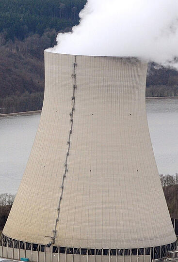 17. März: Nach dem Atomunfall in Fukushima wird das umstrittene Kernkraftwerk Isar 1 bei Landshut vom Netz genommen. Der Reaktor des Stromkonzerns Eon ist 34 Jahre alt und zählt damit zu den ältesten deutschen Atomkraftwerken, die als Reaktion auf die Nuklearkatastrophe in Japan vorzeitig stillgelegt werden sollen.
