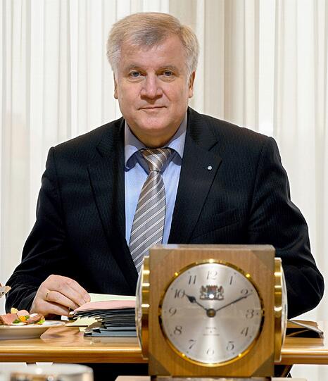 Die Erwartungen an Horst, den Absoluten, sind in der Fraktion hoch. Die Spannung, mit wem er seine &bdquo;Super-Ministerien&ldquo; besetzen wird, auch. Bei der Wahl hat Seehofer seine Regierungsmitglieder gegeneinander in ein &bdquo;Rattenrennen&ldquo; geschickt. Nur &bdquo;Stimmenkönige&ldquo; sollen bei ihm eine Chance bekommen. &bdquo;Priorität Nummer eins&ldquo; sei für ihn die Zustimmung der Bevölkerung.