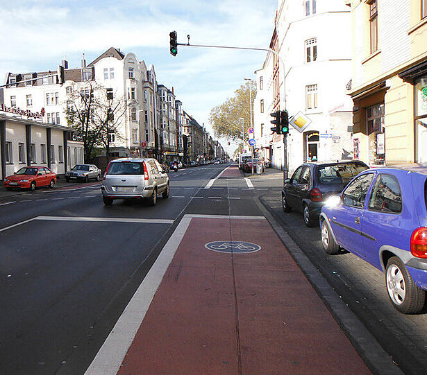 Radfahrstreifen sind benutzungspflichtige Sonderwege auf der Fahrbahn. Sie dürfen von Kraftfahrzeugen nur zum Ein- und Abbiegen sowie zum Ein- und Ausparken überfahren werden.
