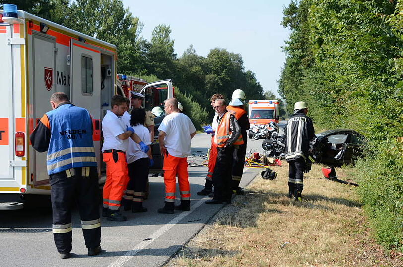 Ein 24-jähriger VW-Fahrer stirbt nach einem Frontalzusammenstoß mit einem BMW. Die Bilder von der Unglücksstelle.