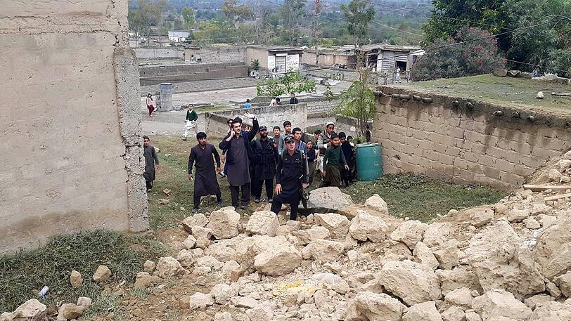 Ein schweres Erdbeben der Stärke 7,7 hat die Hindukusch-Regionen in Afghanistan, Pakistan und Indien erschüttert.
