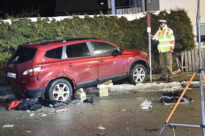 Unschöne Szenen spielten sich bei einem Unfall in Poing ab: Einer Frau wurden die Beine komplett zertrümmert.