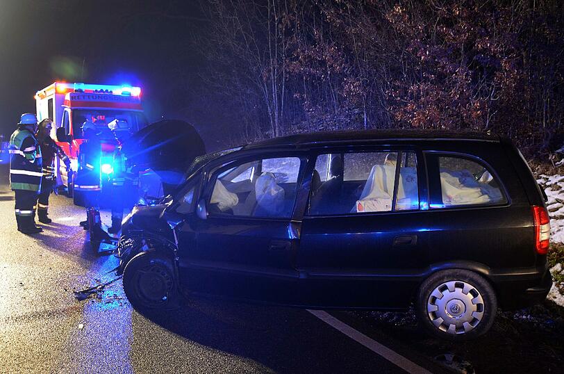 Die Autos fuhren in einer leichten Kurve direkt ineinander.